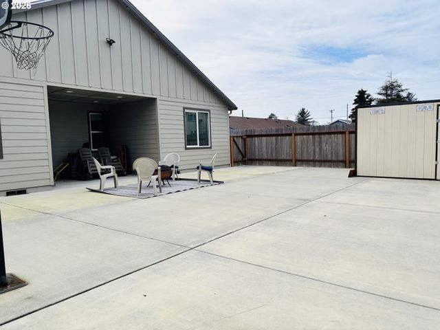 418 MEMORY Ln, Brookings, OR 97415