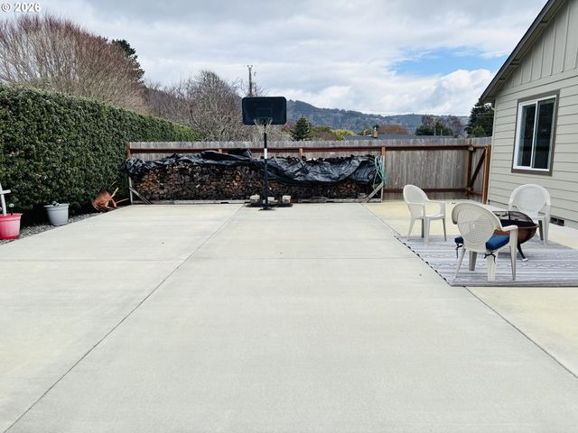 418 MEMORY Ln, Brookings, OR 97415