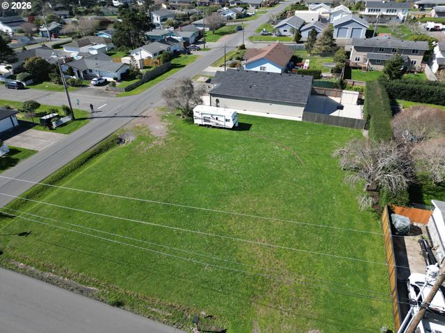 418 MEMORY Ln, Brookings, OR 97415