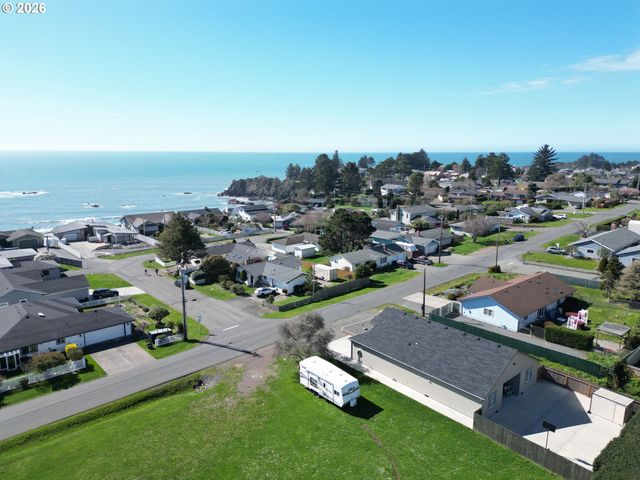 418 MEMORY Ln, Brookings, OR 97415