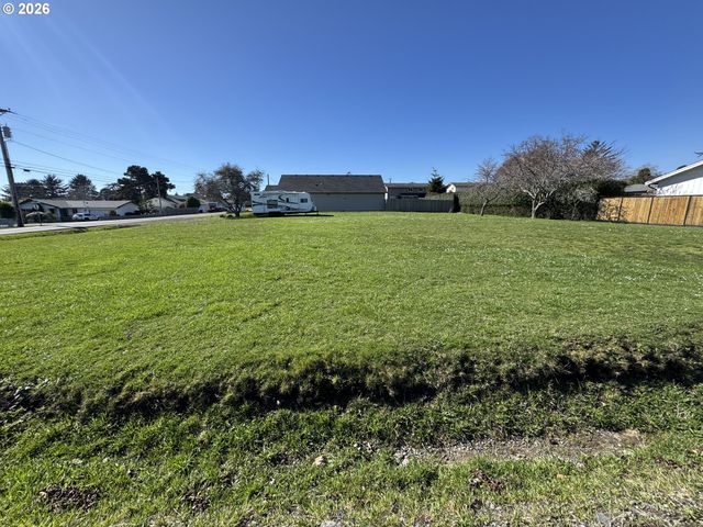 418 MEMORY Ln, Brookings, OR 97415