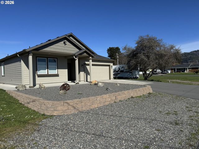 418 MEMORY Ln, Brookings, OR 97415