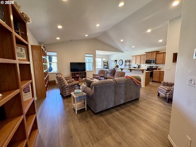 418 MEMORY Ln, Brookings, OR 97415