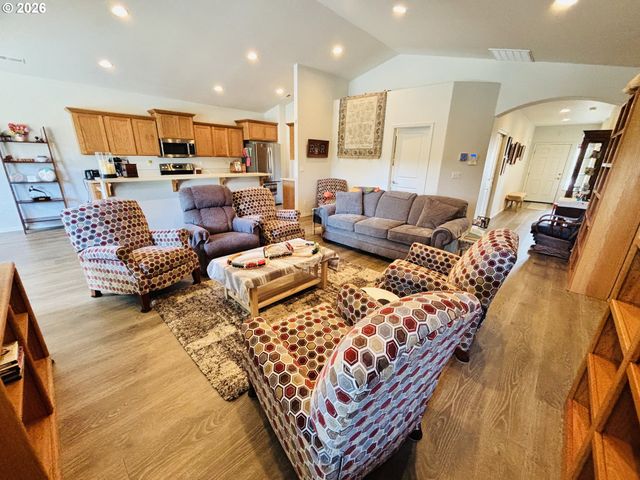 418 MEMORY Ln, Brookings, OR 97415