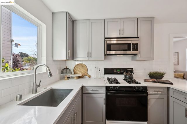 1420 E 33rd St, Oakland, CA 94602