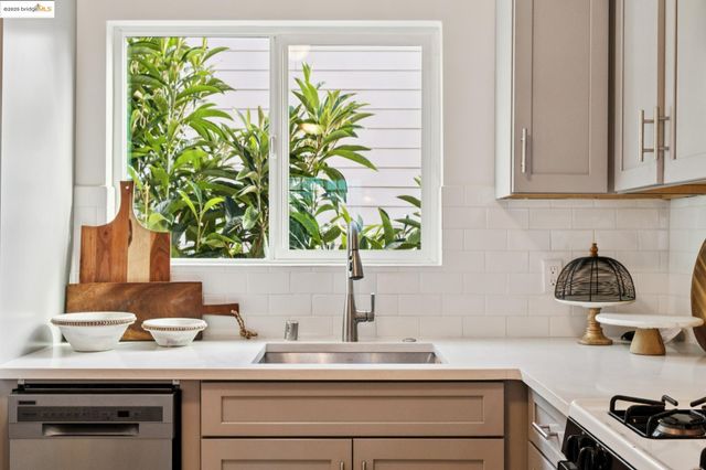 1420 E 33rd St, Oakland, CA 94602