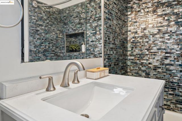 1420 E 33rd St, Oakland, CA 94602