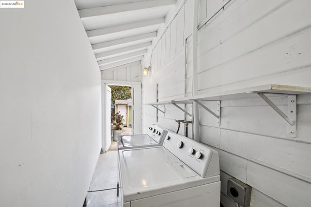 1420 E 33rd St, Oakland, CA 94602