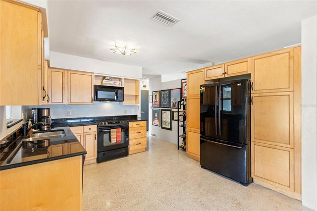 1124 40TH AVENUE NE, St Petersburg, FL 33703