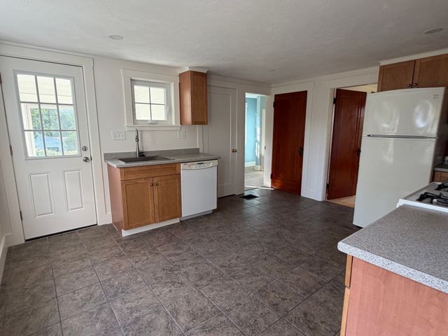 40 Marshall Rd, Fitchburg, MA 01420