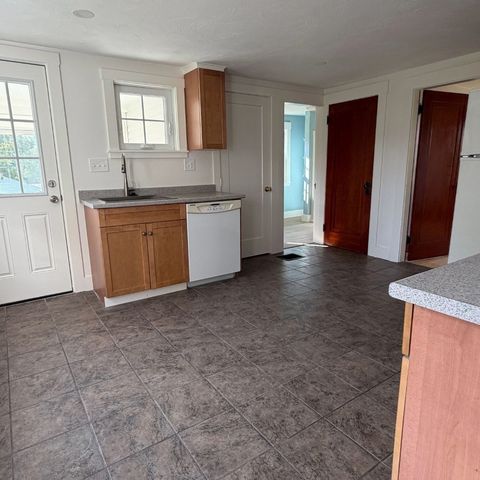 40 Marshall Rd, Fitchburg, MA 01420