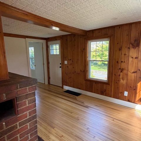 40 Marshall Rd, Fitchburg, MA 01420