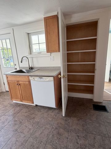 40 Marshall Rd, Fitchburg, MA 01420