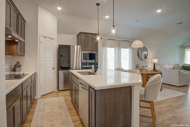 108 Mallorys Way, Castroville, TX 78009