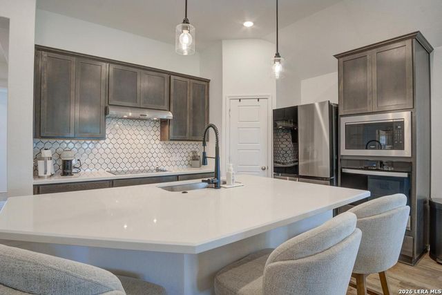 108 Mallorys Way, Castroville, TX 78009