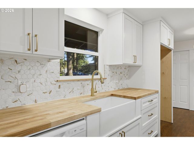 18640 Se YAMHILL Cir, Portland, OR 97233