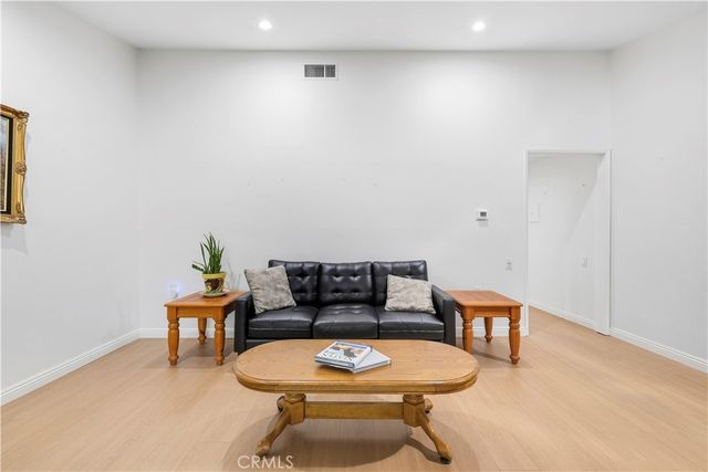 19204 Avenue Of The Oaks B, Newhall, CA 91321