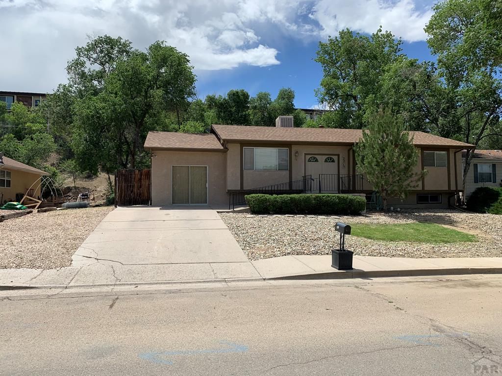 2215 Montezuma Dr, Pueblo, CO 81003