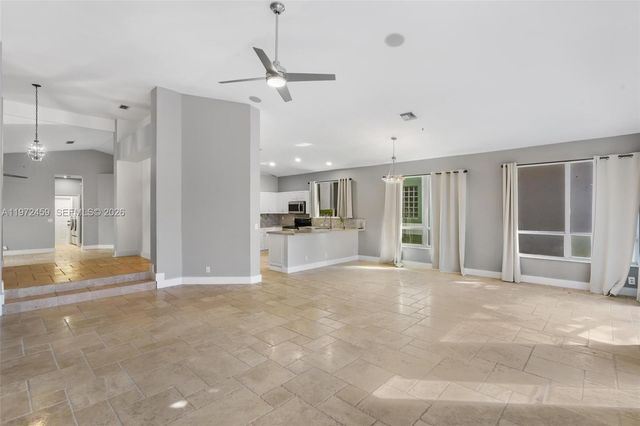 1140 W Bel Aire Dr W 1140, Pembroke Pines, FL 33027