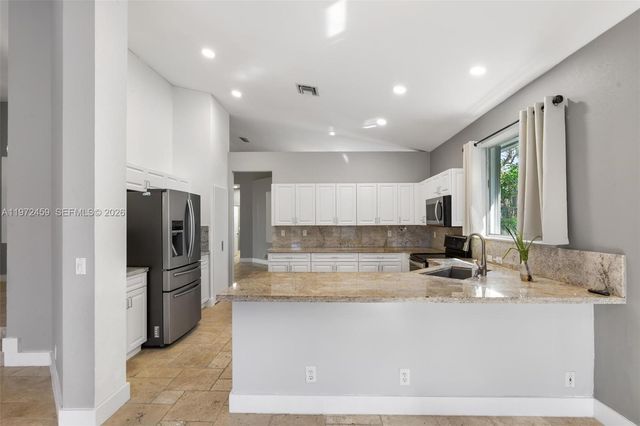 1140 W Bel Aire Dr W 1140, Pembroke Pines, FL 33027