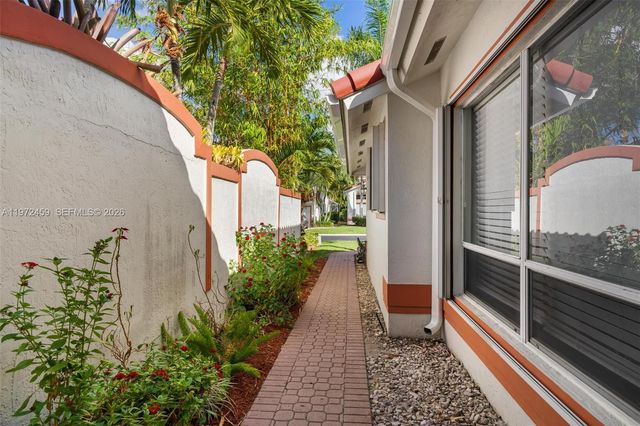 1140 W Bel Aire Dr W 1140, Pembroke Pines, FL 33027