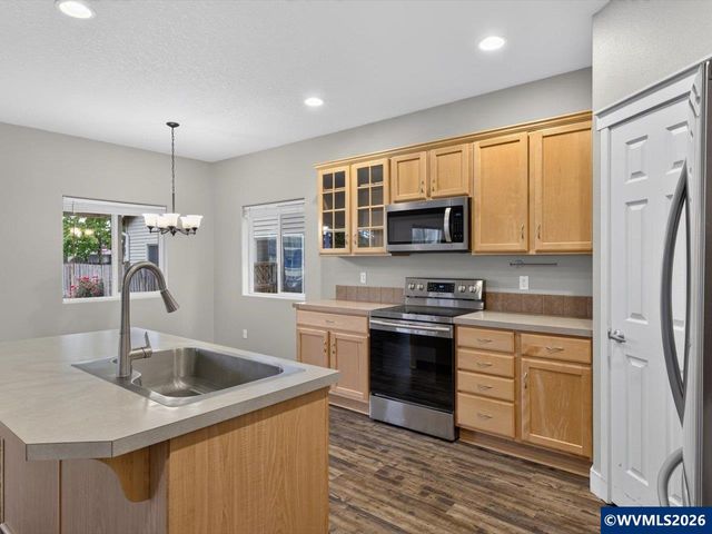 860 Wild Rose Ct, Independence, OR 97351