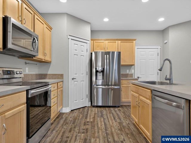 860 Wild Rose Ct, Independence, OR 97351