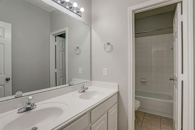 2626 N Canyon Falls Dr Drive N, Manvel, TX 77578