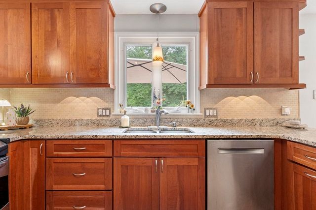 18 Farrwood Dr, Andover, MA 01810