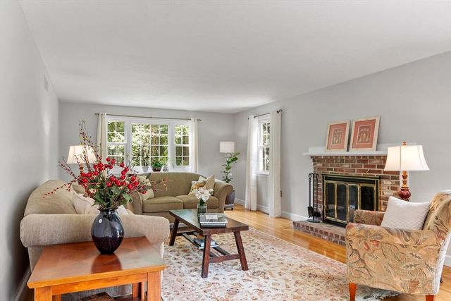 18 Farrwood Dr, Andover, MA 01810