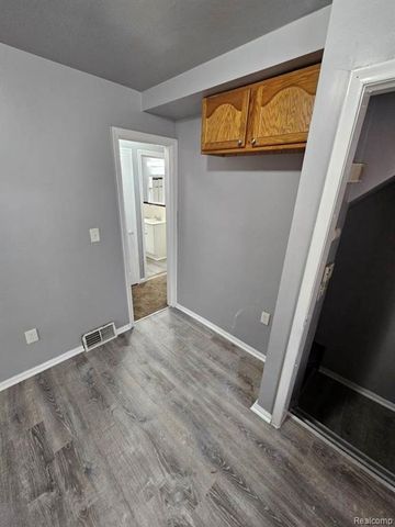 8442 Warwick Street, Detroit, MI 48228