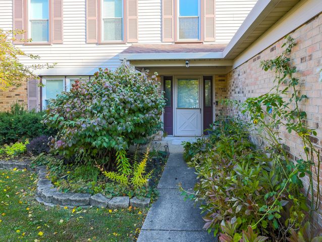 331 E Fox Hill Drive, Buffalo Grove, IL 60089