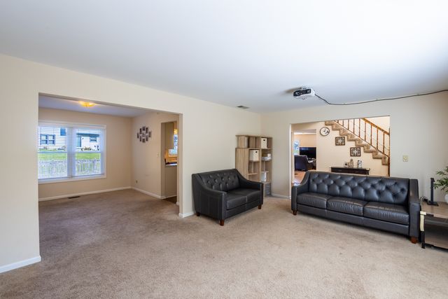 331 E Fox Hill Drive, Buffalo Grove, IL 60089