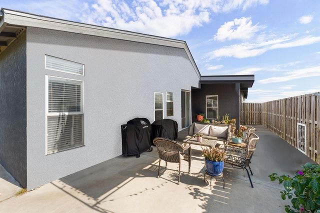 711 N Sacramento Street, Tulare, CA 93274