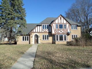 301 Riverside Drive, Charles City, IA 50616