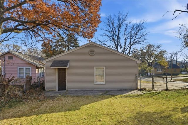 6745 Cleveland Avenue, Kansas City, MO 64132