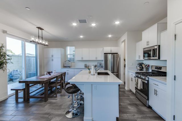 2037 N Rogers Lane, Clovis, CA 93619