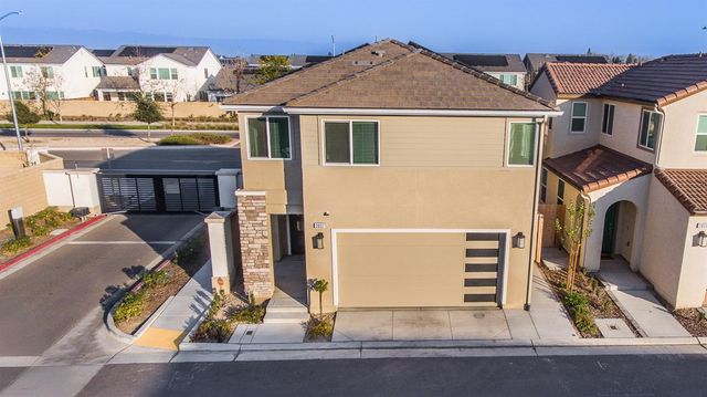 2037 N Rogers Lane, Clovis, CA 93619