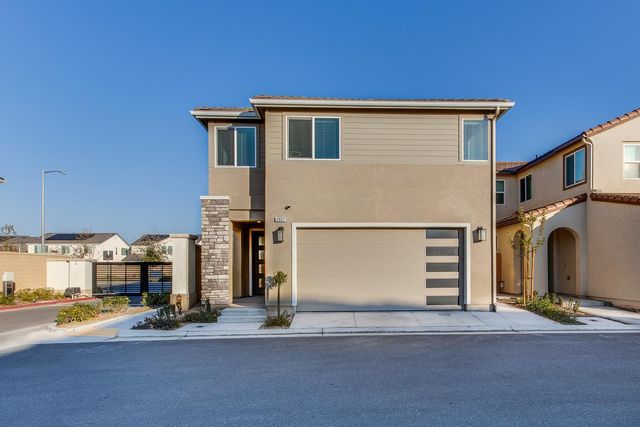 2037 N Rogers Lane, Clovis, CA 93619