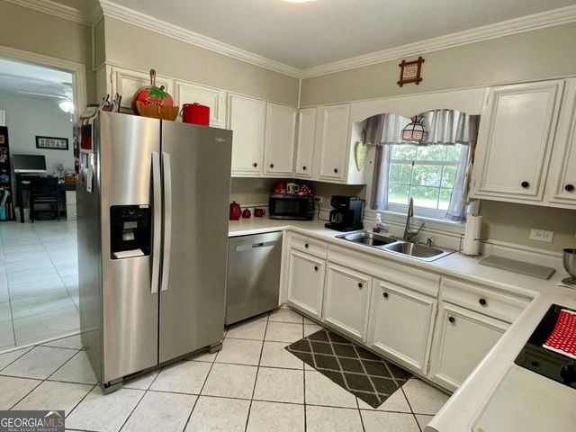 803 E Barnard Street, Glennville, GA 30427