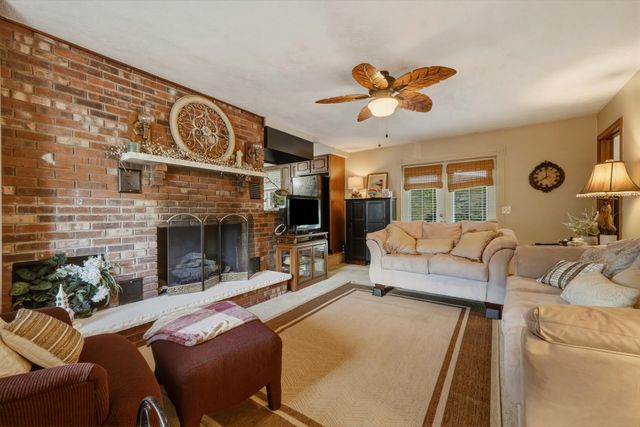 4 Pine Grove Lane, Huntington, WV 25704