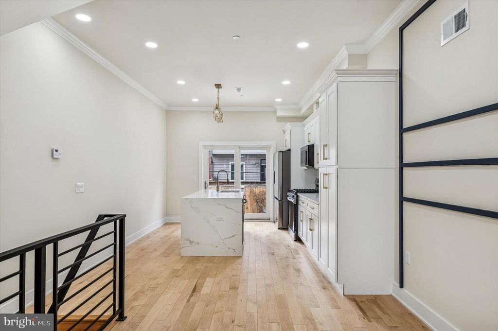 Image 10 of property listing at 604 MCKEAN ST, Philadelphia, PA 19148