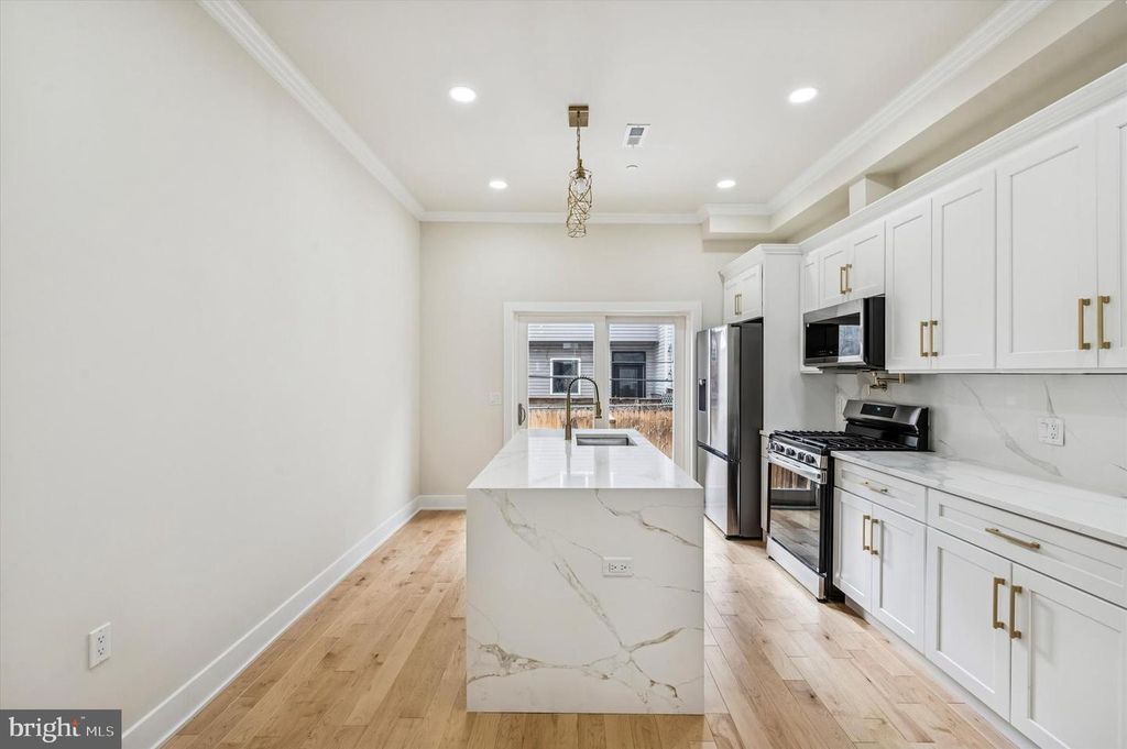 Image 13 of property listing at 604 MCKEAN ST, Philadelphia, PA 19148