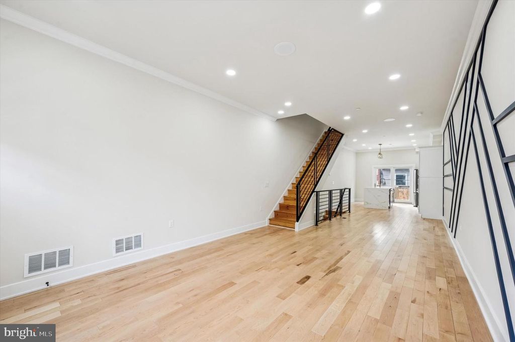 Image 4 of property listing at 604 MCKEAN ST, Philadelphia, PA 19148