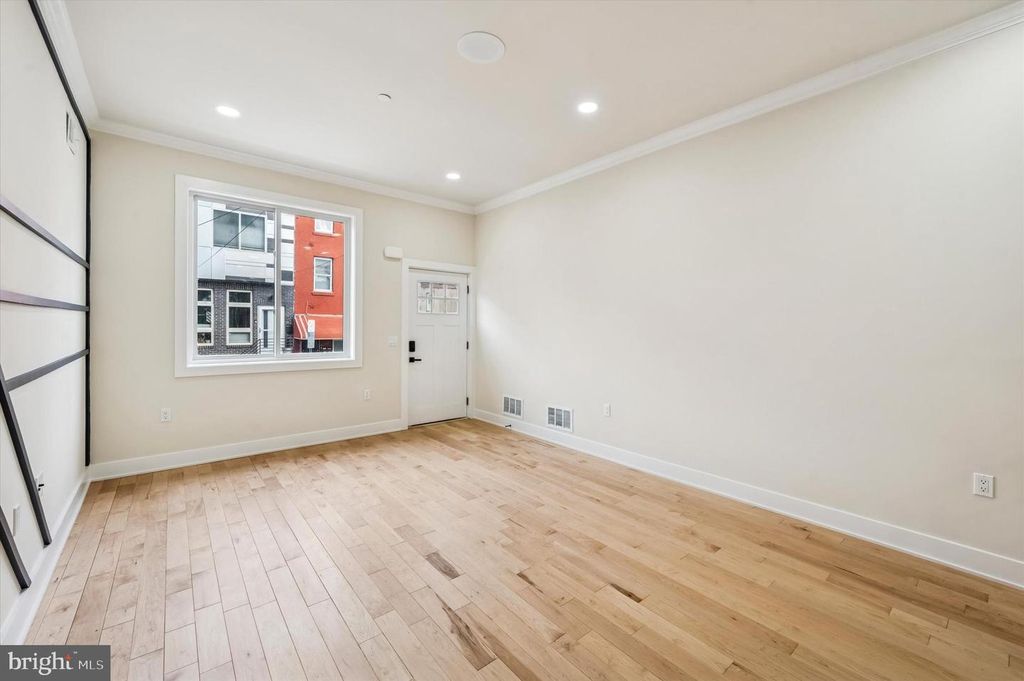 Image 6 of property listing at 604 MCKEAN ST, Philadelphia, PA 19148