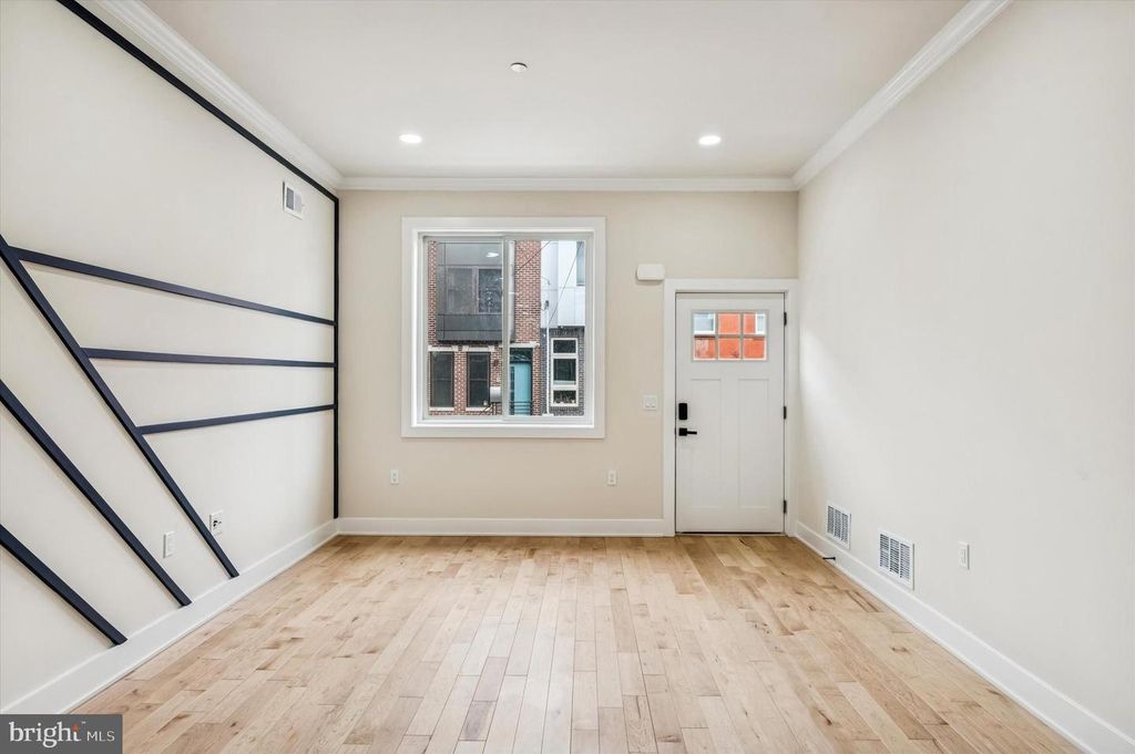 Image 7 of property listing at 604 MCKEAN ST, Philadelphia, PA 19148