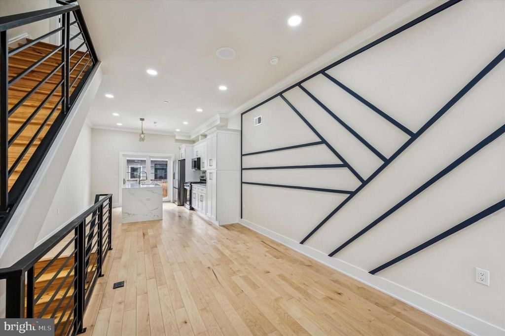 Image 9 of property listing at 604 MCKEAN ST, Philadelphia, PA 19148