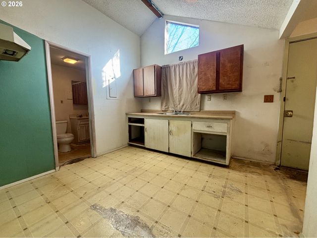 1860 W 12TH Ave, Eugene, OR 97402