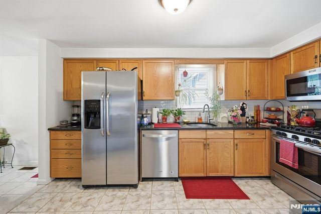 15 Orchard Street, Bloomingdale, NJ 07403