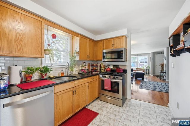 15 Orchard Street, Bloomingdale, NJ 07403